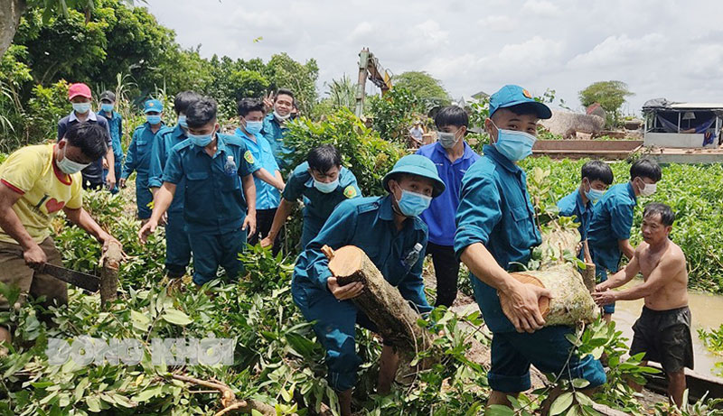 Lực lượng dân quân tự vệ xã Vĩnh Bình, huyện Chợ Lách tham gia khắc phục sạt lở đê cồn Phú Đa. Ảnh: Đặng Thạch