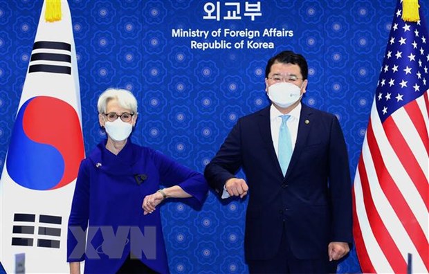 Mỹ nhấn mạnh tầm quan trọng của quan hệ với Nhật Bản, Hàn Quốc Thứ trưởng Ngoại giao Mỹ Wendy Sherman (trái) và Thứ trưởng Ngoại giao thứ nhất Hàn Quốc Choi Jong-kun tại cuộc gặp ở Seoul ngày 23-7. (Ảnh: AFP/TTXVN)