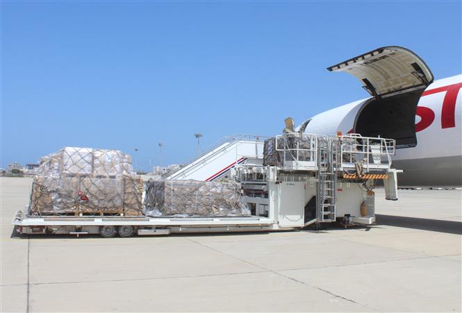Đức đối mặt tình trạng khẩn cấp quốc gia; Số ca mắc mới tại Mỹ lại tăng vọt Lô vaccine Covishield ngừa COVID-19 do Ấn Độ sản xuất được chuyển tới sân bay thành phố Aden, Yemen theo cơ chế COVAX ngày 31-3-2021. Ảnh: AFP/TTXVN
