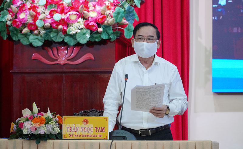 Chủ tịch UBND tỉnh Trần Ngọc Tam phát biểu tại cuộc họp.
