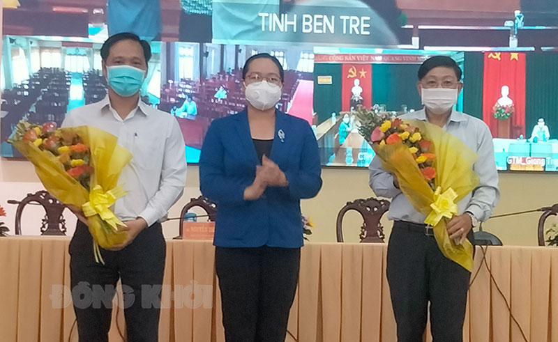 Chủ tịch Ủy ban MTTQ Việt Nam tỉnh Nguyễn Thị Hồng Nhung tặng hoa chúc mừng 2 ủy viên vừa hiệp thương cử vào Ủy ban MTTQ Việt Nam tỉnh. 