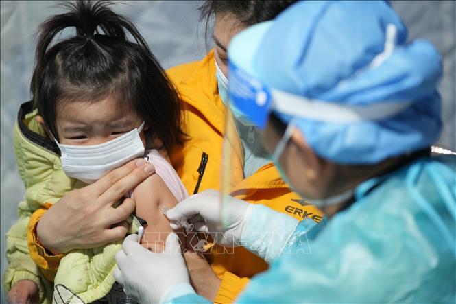 Thế giới thêm 379.000 ca mắc; Ca tử vong mới ở Nga cao nhất Nhân viên y tế tiêm vaccine COVID-19 cho trẻ em tại Bắc Kinh, Trung Quốc, ngày 19-11-2021. Ảnh: THX/TTXVN