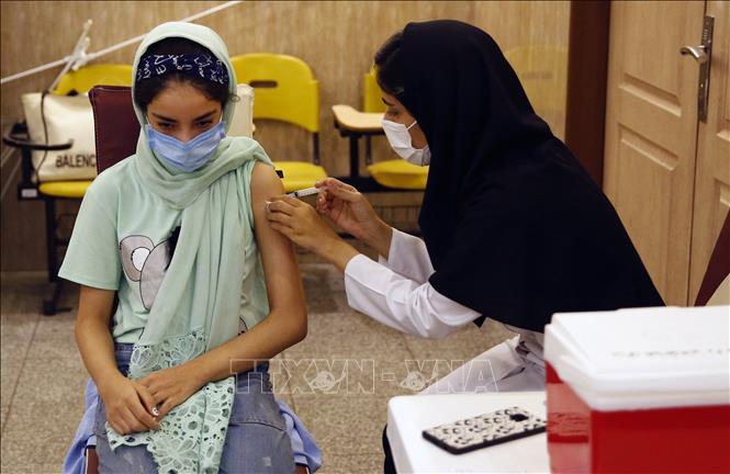 Thế giới thêm 379.000 ca mắc; Ca tử vong mới ở Nga cao nhất Nhân viên y tế tiêm vaccine ngừa COVID-19 tại Tehran, Iran ngày 7-10-2021. Ảnh: AFP/TTXVN