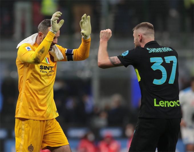 Inter buộc Napoli nhận thất bại đầu tiên, 'sao mai' 18 tuổi thành người hùng của Roma Inter Milan chấm dứt mạch trận bất bại của Napoli tại Serie A