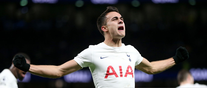 Niềm vui của Reguilon sau khi ghi bàn ấn định thắng lợi cho Tottenham