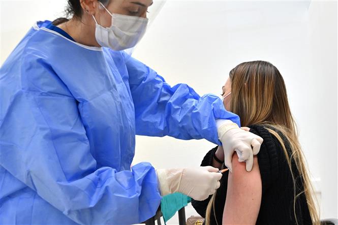 Thế giới trên 258 triệu ca bệnh; Italy tính tiêm mũi tăng cường sau 5 tháng Nhân viên y tế tiêm vaccine phòng COVID-19 cho người dân tại bệnh viện ở Cailungo, San Marino, Italy, ngày 29-3-2021. Ảnh: AFP/ TTXVN