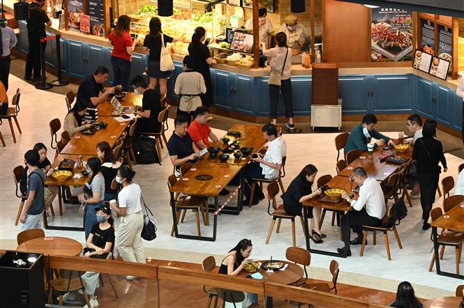 Thế giới trên 258 triệu ca bệnh; Italy tính tiêm mũi tăng cường sau 5 tháng Khách hàng dùng bữa tại một nhà hàng trong trung tâm thương mại ở Singapore. Ảnh: AFP/ TTXVN