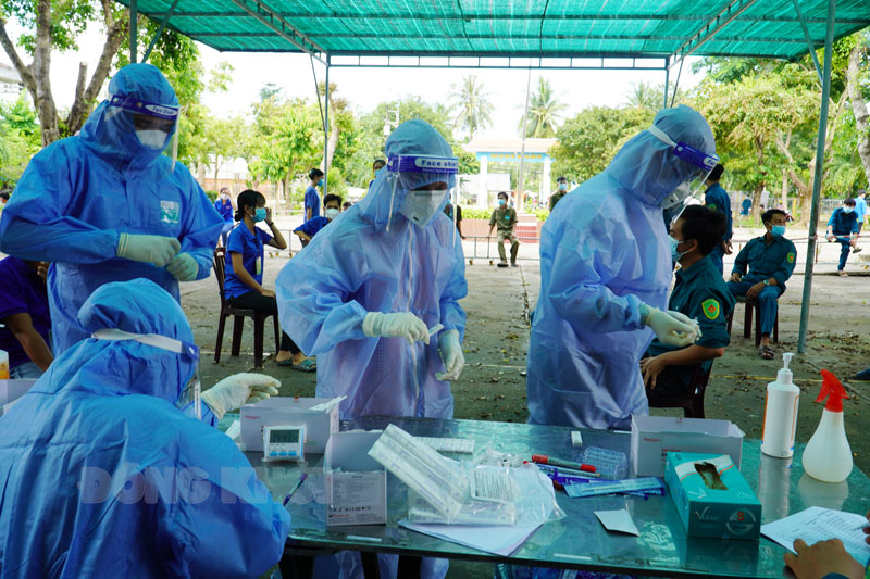 Sáng ngày 23-11-2021, tỉnh có 75 ca mắc Covid-19 Test nhanh tầm soát Covid-19 vùng nguy cơ cao.