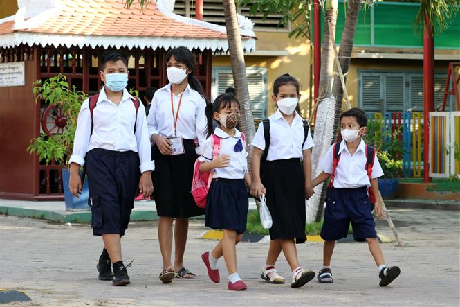 Học sinh đến trường ở Phnom Penh, Cambodia ngày 1-11-2021. Ảnh: THX/TTXVN