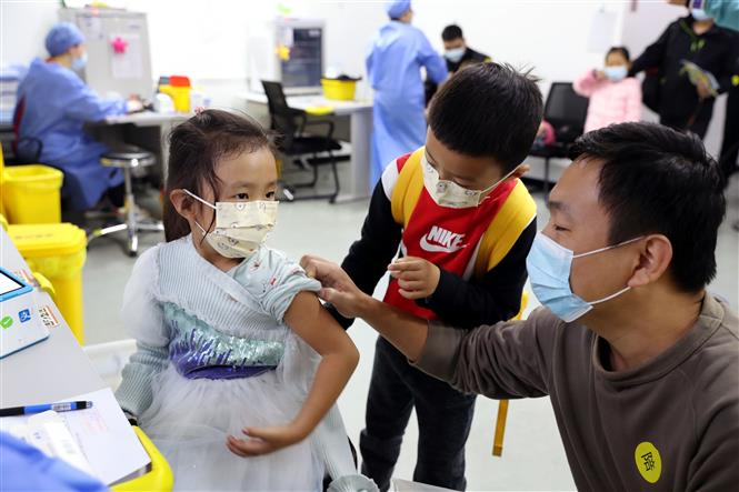 Trẻ em được tiêm vaccine phòng COVID-19 tại Thượng Hải, Trung Quốc, ngày 20-11-2021. Ảnh: THX/ TTXVN