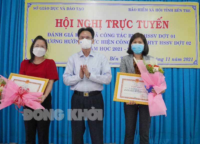 Vận động 100% học sinh tham gia bảo hiểm y tế 98 Giám đốc BHXH tỉnh Dương Văn Thắng tặng bằng khen của BHXH Việt Nam cho tập thể đạt thành tính.