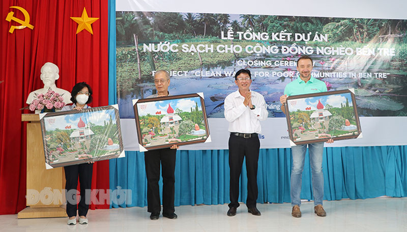 218 hộ dân hưởng lợi từ Dự án Nước sạch cho cộng đồng nghèo ở Bến Tre UBND huyện Mỏ Cày Nam đã tặng quà lưu niệm cho nhà tài trợ và đại diện Quỹ AFV