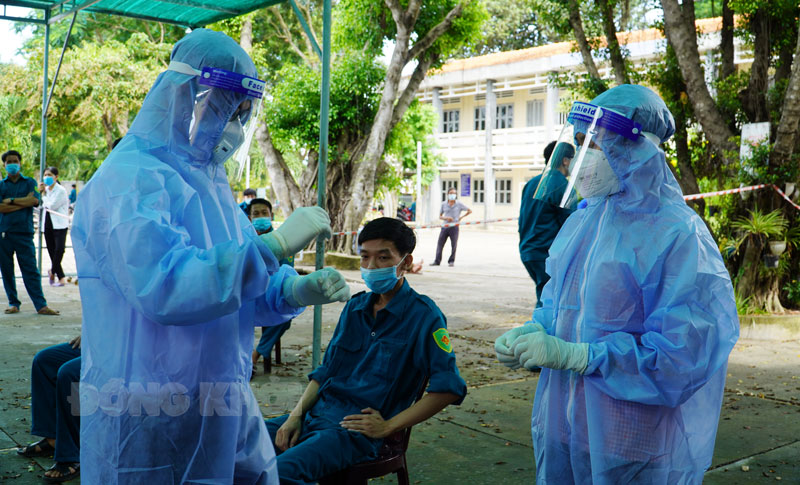 Trưa ngày 23-11-2021, tỉnh có 94 ca mắc Covid-19 Test nhanh tầm soát Covid-19 vùng nguy cơ cao.