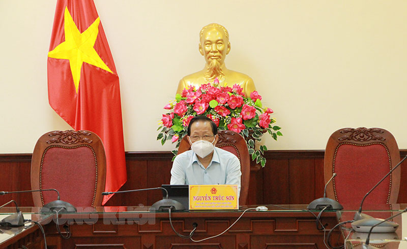 Phó chủ tịch Thường trực UBND tỉnh - Trưởng đoàn đại biểu Quốc hội đơn vị tỉnh Bến Tre Nguyễn Trúc Sơn tham dự tại điểm cầu tỉnh Bến Tre.