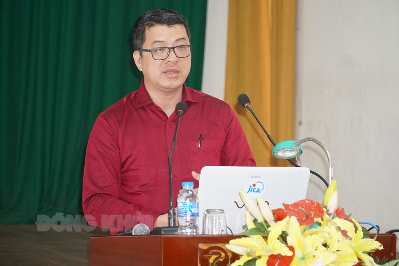 Bệnh nhân ung thư dễ tổn thương trong đại dịch Covid-19 BS. CKII. Phan Tấn Thuận báo cáo tại lớp tập huấn.