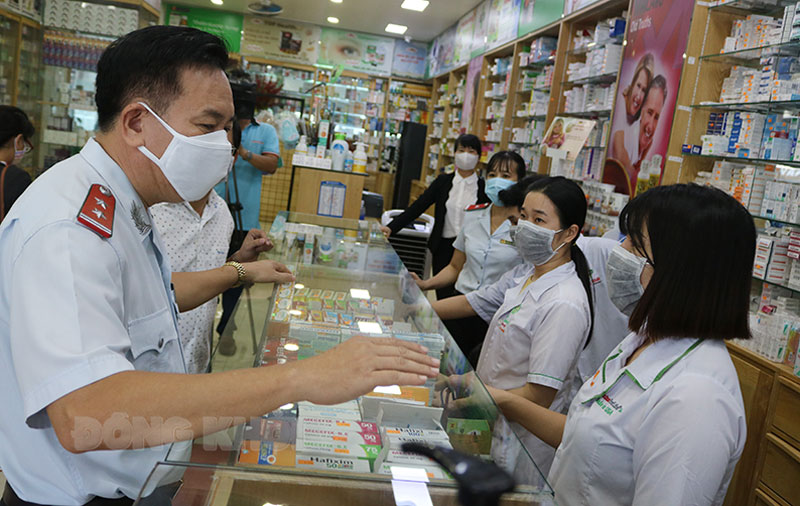 Tăng cường thực hiện các biện pháp phòng, chống dịch Covid-19 Thanh tra Sở Y tế kiểm tra, giám sát công tác phòng chống dịch tại cơ sở quầy thuốc (Phường 5, TP. Bến Tre). Ảnh: Phan Hân