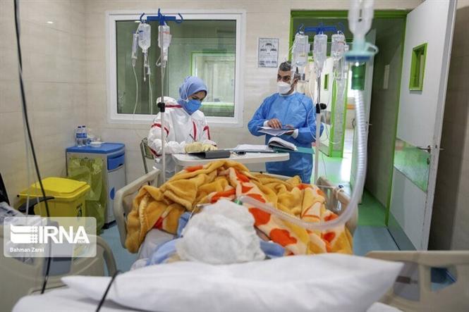 Thế giới vượt 260 triệu ca bệnh; Châu Âu dịch bùng phát nghiêm trọng Nhân viên y tế điều trị cho bệnh nhân COVID-19 tại bệnh viện ở Iran. Ảnh: IRNA/ TTXVN