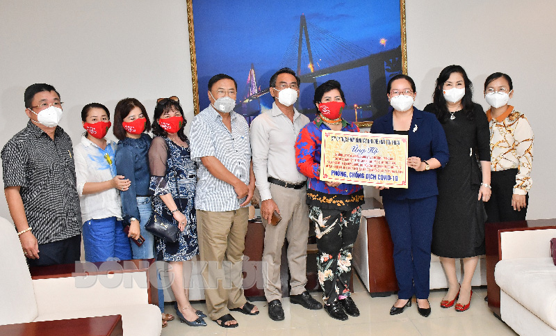Công ty cổ phần thực phẩm Bình Tây tặng quà hỗ trợ công tác phòng, chống Covid-19 Trao bảng tượng trưng thiết bị y tế.