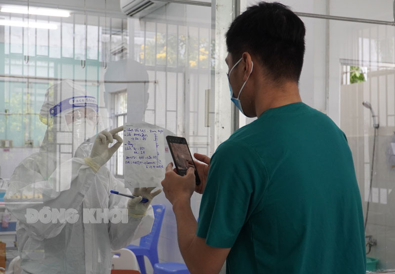 Túi thuốc điều trị người nhiễm Covid-19 ngoại trú Cán bộ y tế ra toa thuốc cho bệnh nhân tại khu điều trị F0 Bệnh viện Nguyễn Đình Chiểu.