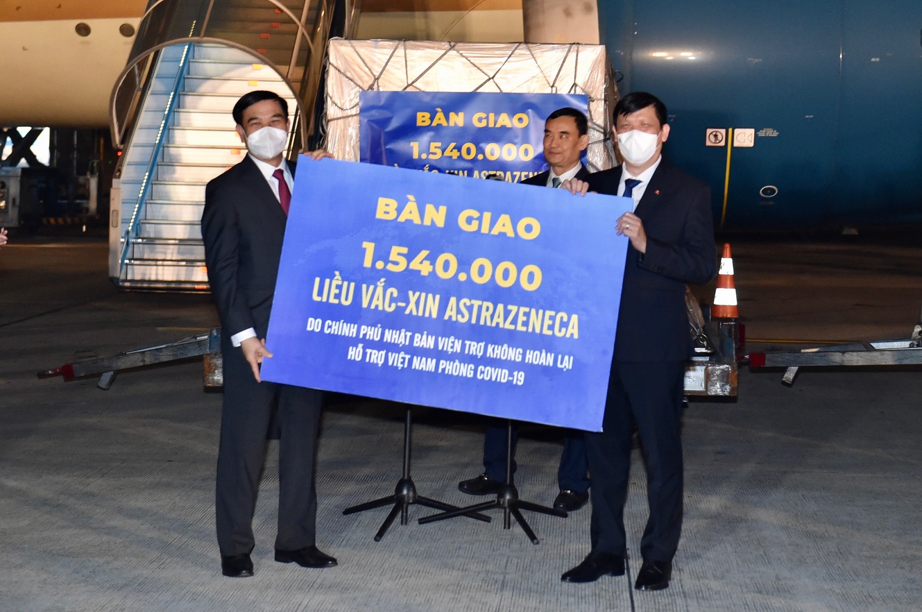 Tiếp nhận 1.540.000 liều vacccine AstraZeneca do Chính phủ Nhật Bản viện trợ Bộ trưởng Bộ Quốc phòng Phan Văn Giang trao tượng trưng cho Bộ trưởng Bộ Y tế Nguyễn Thanh Long số lượng 1.540.000 liều vaccine AstraZeneca do Chính phủ Nhật Bản viện trợ không hoàn lại cho Việt Nam. Ảnh: VGP/Nhật Bắc