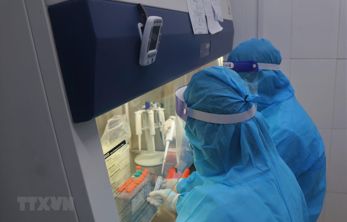 Kỹ thuật viên của Trung tâm Kiểm soát bệnh tật tỉnh Cao Bằng thực hiện xét nghiệm SARS-CoV-2 bằng phương pháp RT-PCR. Ảnh: Chu Hiệu/TTXVN