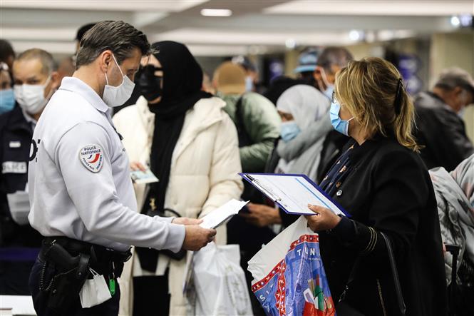 Cảnh sát kiểm tra giấy tờ của hành khách tại sân bay Nice, miền nam nước Pháp. Ảnh: AFP/ TTXVN