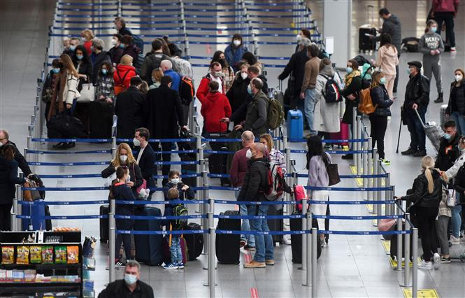 Hành khách chờ làm thủ tục tại sân bay Duesseldorf, miền tây nước Đức. Ảnh: AFP/ TTXVN