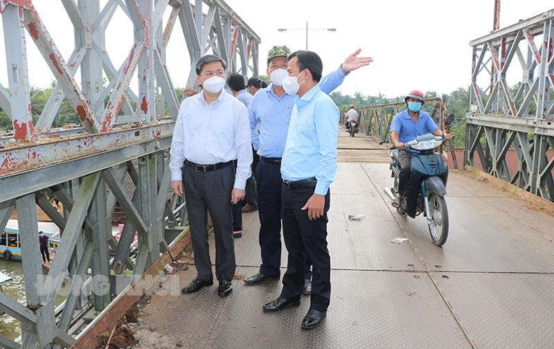 Bí thư Tỉnh ủy Lê Đức Thọ khảo sát sông Mỏ Cày Bí thư Tỉnh ủy Lê Đức Thọ (bìa trái) và đoàn khảo sát đứng trên cầu Thom qua sát hoạt động trên sông.