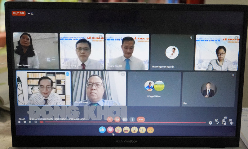 Phó chủ tịch UBND tỉnh Nguyễn Thị Bé Mười tham dự lễ khai giảng trực tuyến (ảnh chụp từ màn hình máy tính).