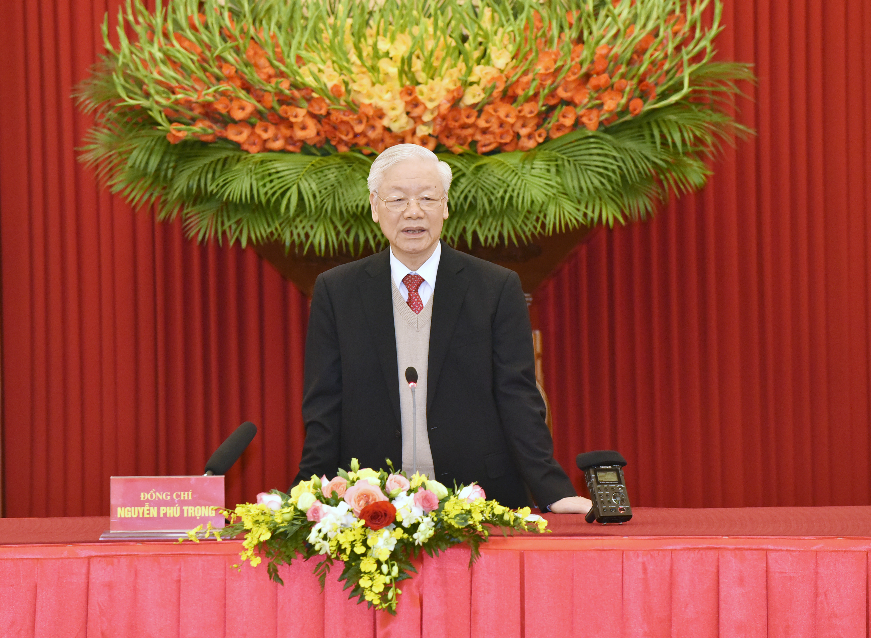 Tổng Bí thư Nguyễn Phú Trọng chủ trì buổi lễ trao quyết định nghỉ chế độ cho 6 Ủy viên Bộ Chính trị khóa XII không tái cử khóa XIII. Ảnh: Nguyễn Hoàng
