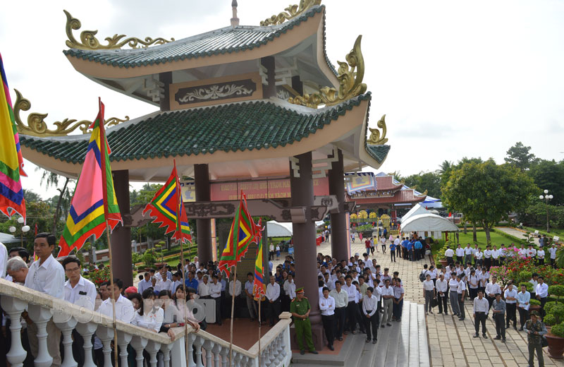 Đông đảo các tầng lớp nhân dân đến viếng, thắp hương tại Đền thờ cụ Nguyễn Đình Chiểu.