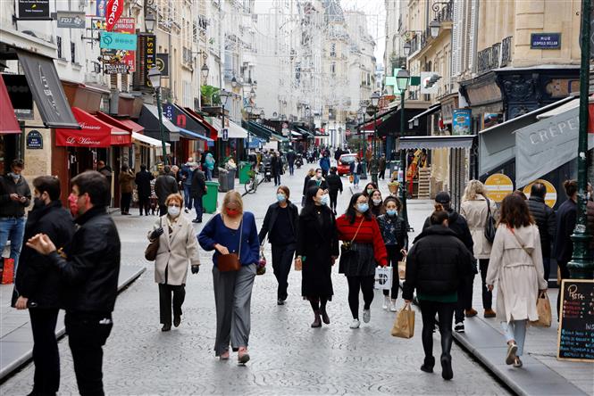 Người dân đeo khẩu trang phòng dịch COVID-19 tại Paris, Pháp ngày 2-11-2020. Ảnh: AFP/TTXVN