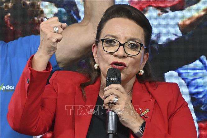 Bà Xiomara Castro, ứng cử viên Tổng thống Honduras của đảng Libertad y Refundacion (Libre, Tự do và Tái thiết) theo đường lối cánh tả, phát biểu sau cuộc tổng tuyển cử, tại Tegucigalpa ngày 28-11-2021. Ảnh: AFP/TTXVN