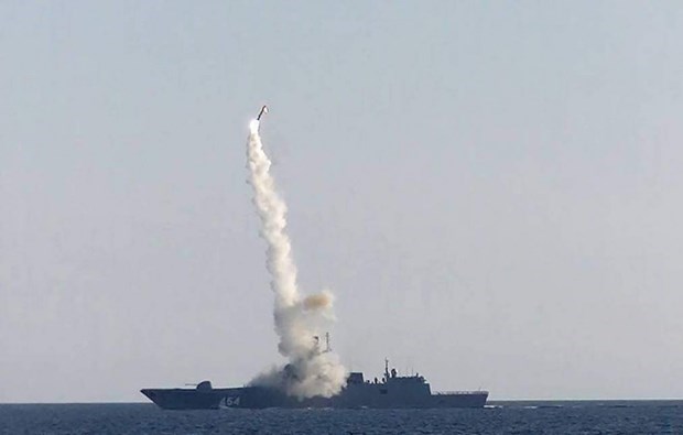 Tên lửa hành trình siêu thanh Zircon được phóng thử từ tàu chiến. (Ảnh: Bộ Quốc phòng Nga)