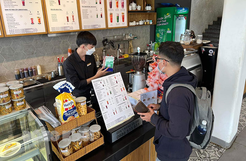 Nhân viên LeKao's Coffee tư vấn khách hàng tham gia chương trình LeKao's Zero Covid.