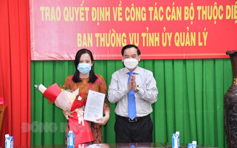 Chủ tịch UBND tỉnh Trần Ngọc Tam trao quyết định bổ nhiệm mới cho bà Trần Thị Duy Hương.