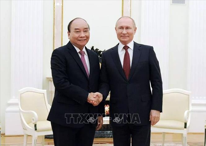 Tổng thống Nga Vladimir Putin đón Chủ tịch nước Nguyễn Xuân Phúc. Ảnh: TTXVN