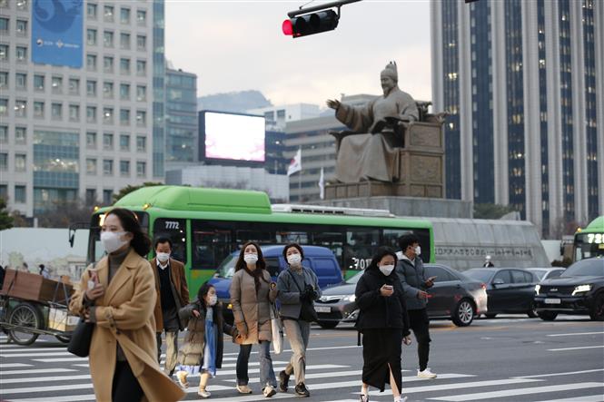 Người dân đeo khẩu trang phòng dịch COVID-19 tại Seoul, Hàn Quốc, ngày 29-11-2021. Ảnh: THX/ TTXVN