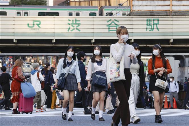 Người dân đeo khẩu trang phòng dịch COVID-19 khi đi trên đường phố ở Tokyo, Nhật Bản ngày 28-9-2021. Ảnh: Kyodo/TTXVN