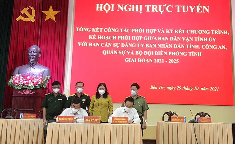 Trưởng ban Dân vận Tỉnh ủy Bùi Văn Bia và Phó chủ tịch Thường trực UBND tỉnh Nguyễn Trúc Sơn ký kết chương trình phối hợp giai đoạn 2021 - 2025. Ảnh: N. Diễm