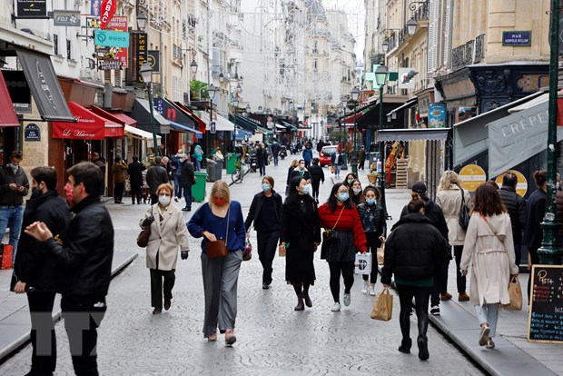 Người dân đeo khẩu trang phòng dịch COVID-19 tại Paris, Pháp. Ảnh: AFP/TTXVN