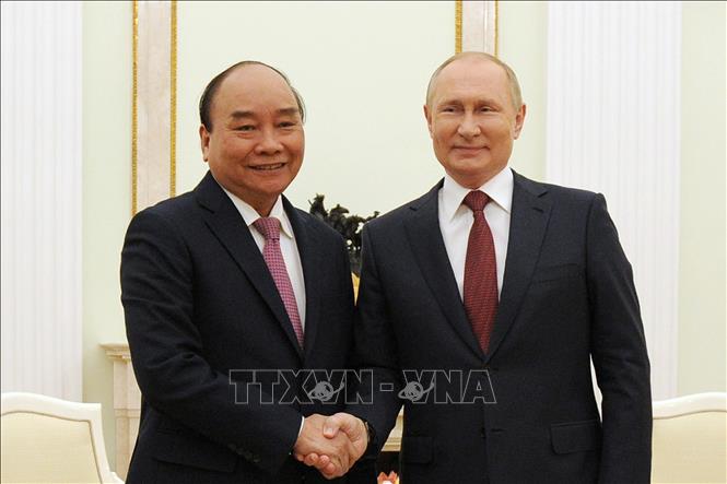 Tổng thống Nga Vladimir Putin đón Chủ tịch nước Nguyễn Xuân Phúc, chiều 30-11-2021 (giờ địa phương). Ảnh: TTXVN