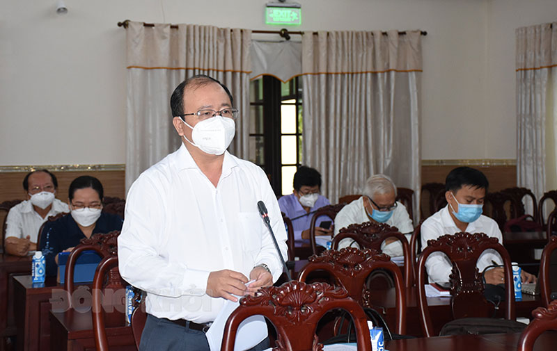Bí thư Huyện ủy - Chủ tịch UBND huyện Bình Đại Nguyễn Văn Dũng phát biểu thảo luận. Ảnh: Cẩm Trúc