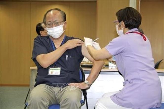 Nhân viên y tế tiêm vaccine phòng COVID-19 cho người dân tại Ibaraki, miền đông Nhật Bản. Ảnh: Kyodo/ TTXVN