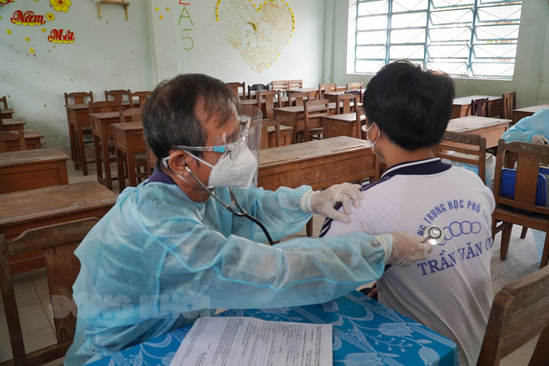 Khám sàng lọc trước tiêm vắc-xin cho đối tượng học sinh THPT.