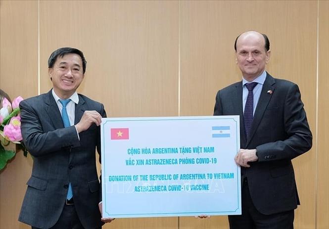 Bộ Y tế tiếp nhận 500.000 liều vaccine phòng COVID-19 do Argentina trao tặng Đại sứ Cộng hòa Argentina tại Việt Nam Luis Pablo María Beltramino trao 500.000 liều vaccine phòng COVID-19 của Chính phủ Argentina tặng Chính phủ Việt Nam. Ảnh: TTXVN phát