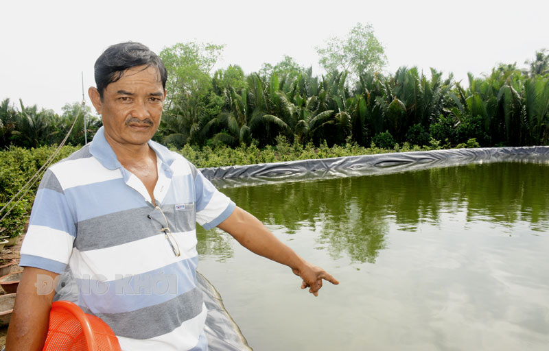 Ông Nguyễn Văn Hùng ở ấp Vĩnh Phú, xã Vĩnh Thành đầu tư 230 triệu đồng để đào ao với diện tích 1.100m2, có sức chứa 6.500m3 nước. Ảnh: Hoàng Vũ