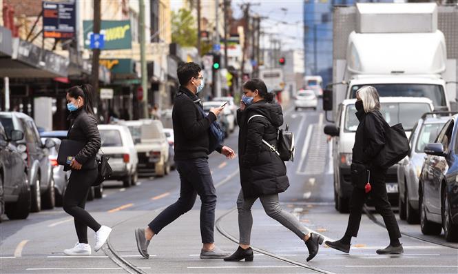 Người dân đeo khẩu trang phòng dịch COVID-19 tại Melbourne, Australia ngày 11-10-2021. Ảnh: AFP/TTXVN
