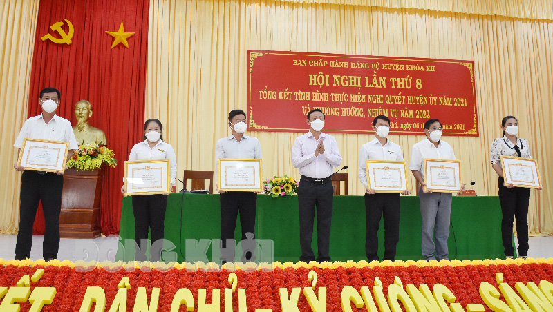 Kinh tế Thạnh Phú có sự phục hồi và đạt được một số kết quả quan trọng Ban Thường vụ Huyện ủy khen thưởng các cá nhân, tập thể đạt thành tích trong thực hiện Chỉ thị 01 của Tỉnh ủy.