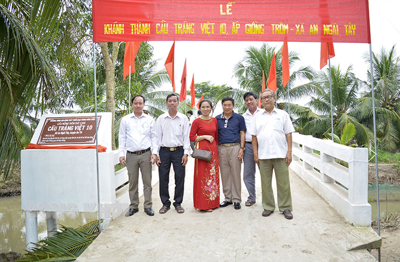 Đại biểu dự lễ khánh thành cầu Tráng Việt 10 tại xã An Ngãi Tây, Ba Tri. Ảnh: HCĐ